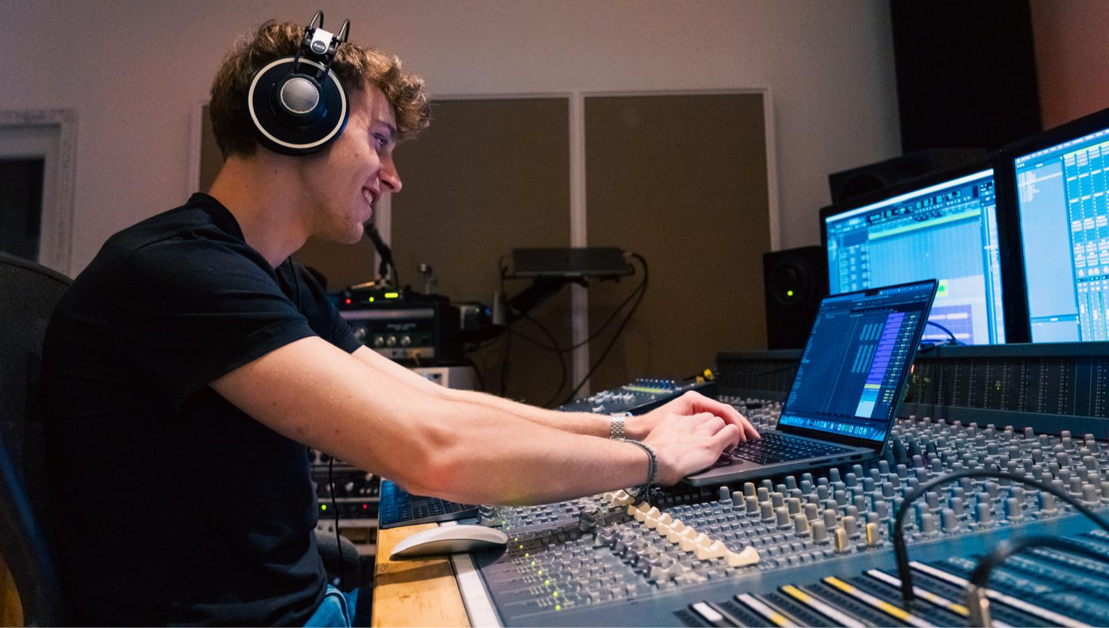 Sten von Soniq Sounds im professionellen Tonstudio